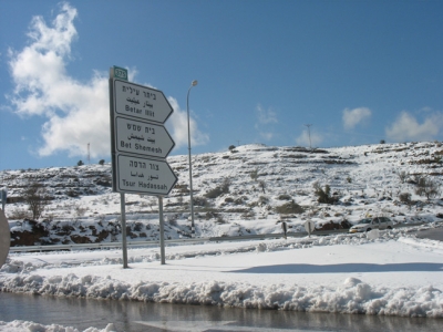 Snow in the suburbs. Jerusalem tunnel road route 60