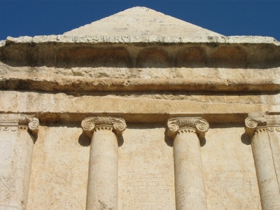 The Greek influence on Kever Zecharia